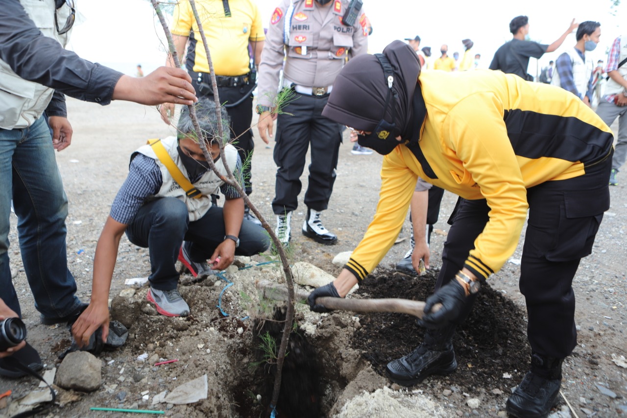 Kapolres Pelabuhan Tanjung Perak AKBP Ganis Setyaningrum ajak rekan-rekan jurnalis giat tanam pohon di Taman Suroboyo Kenjeran Surabaya.Sabtu (06/02). SP / FM