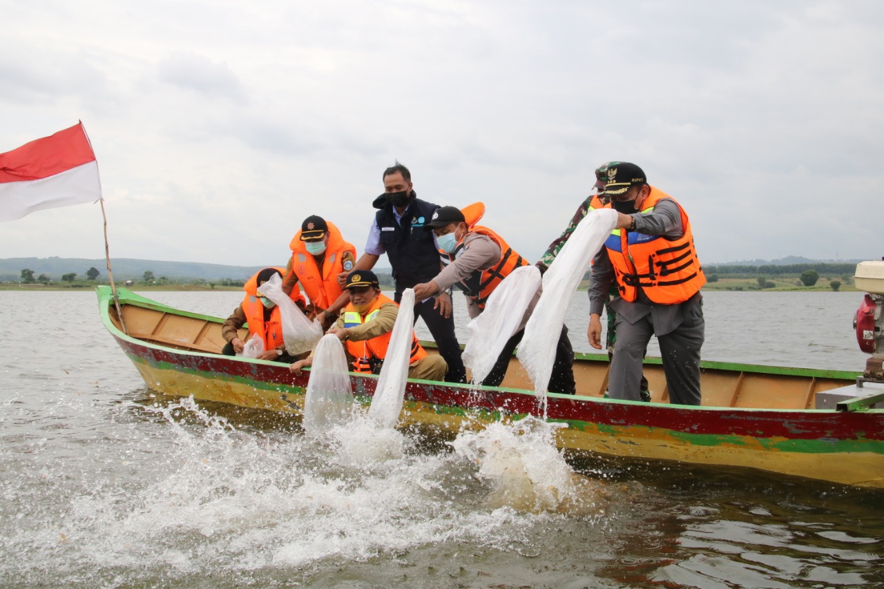  Bupati bersama Forkopimda saat menabur ikan di Waduk Prijetan. SP/MUHAJIRIN KASRUN