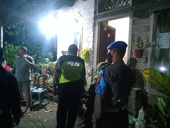 Petugas kepolisian saat mendatangi rumah korban. SP/Hadi Lestariono