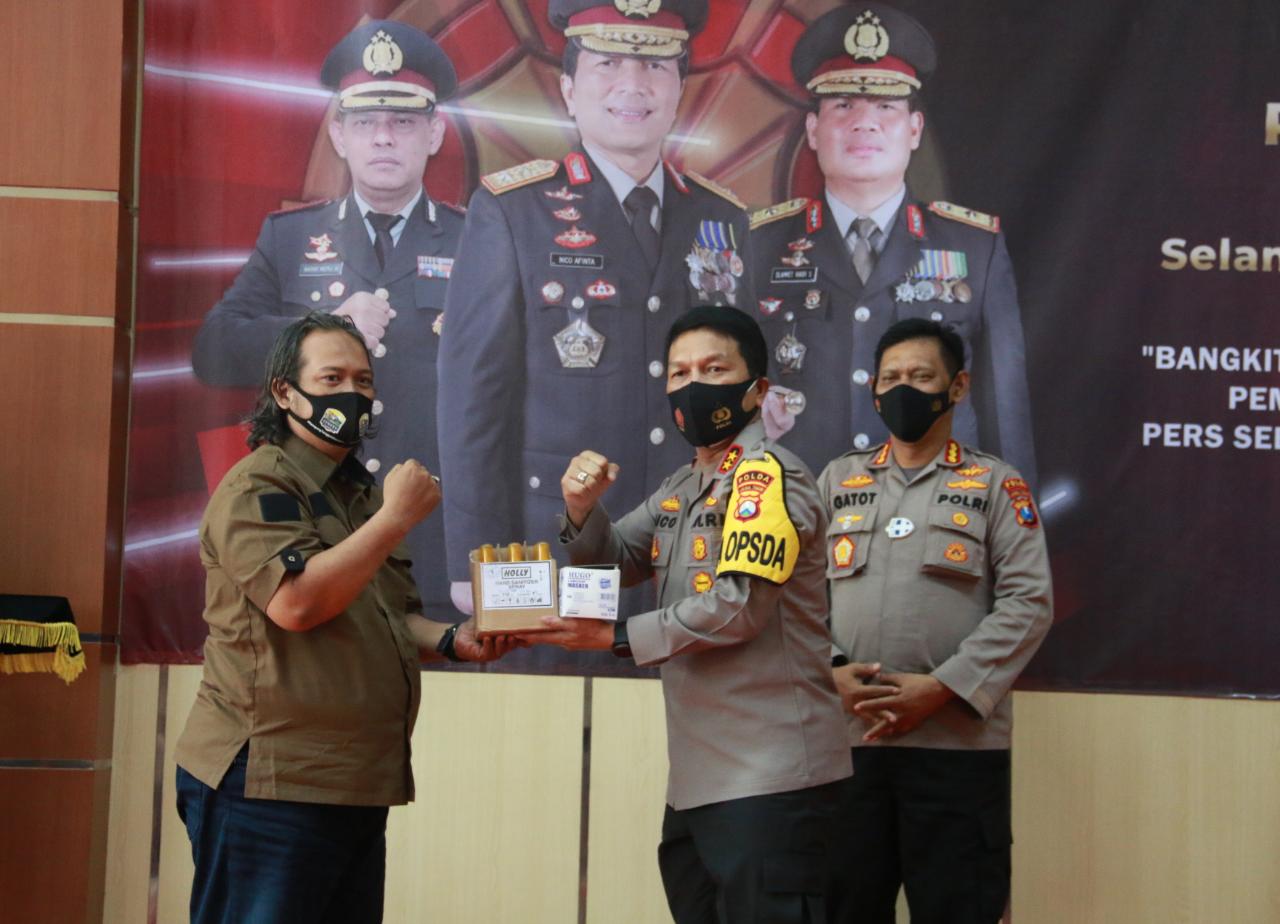 Kapolda Wartawan Itu Bagaikan Suami-Istri Sering Cekcok, Itu Hal Biasa dan memberikan potongan kue kepada kapokja Polda Jatim Anto
