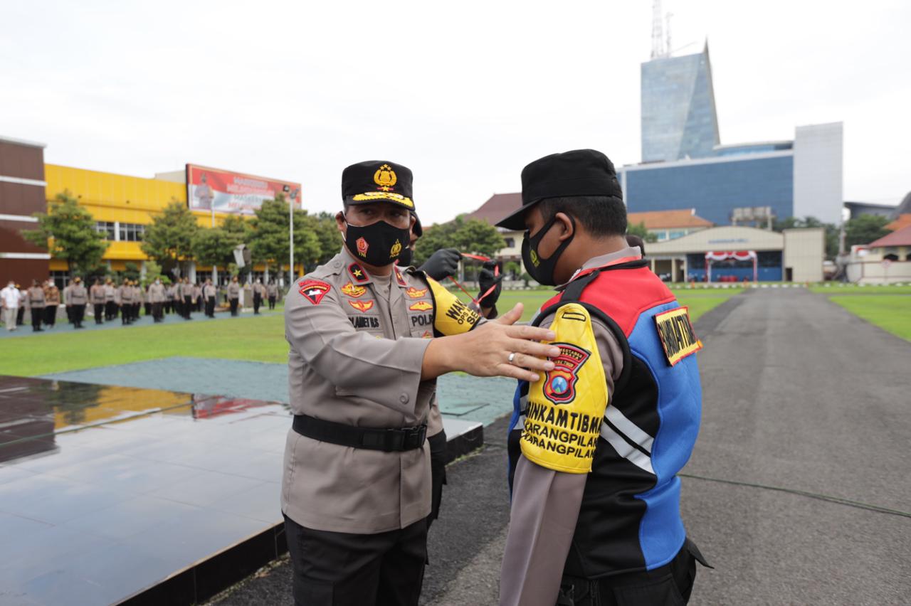 Polda Jatim melakukan gelar pasukan dipimpin oleh Wakapolda Jawa Timur, Brigjen Pol Slamet Hadi Supraptoyo, Kamis (11/2/2021) di lapangan Mapolda Jatim. Untuk membantu melaksanakan tracer dan Vaksinator Covid-19 di Jawa Timur.