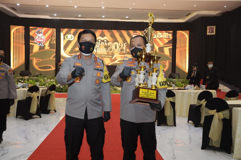 Kapolda Jatim Irjen Pol Nico Afinta memberikan piala kepada Polresta Banyuwangi selaku juara 1 Kawasan Tertib Semeru, Kamis (11/1/2021)
