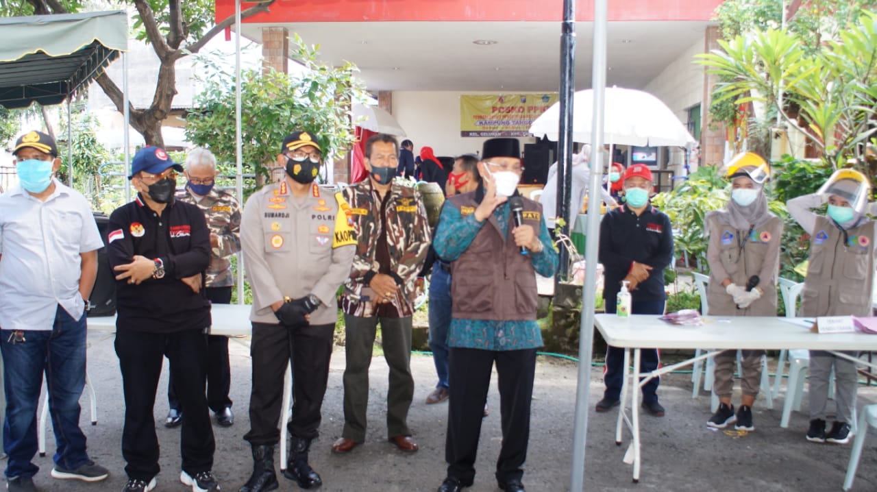 Pj Bupati Sidoarjo Hudiyono bersama Kapolresta Sidoarjo Kombes Pol Sumardji saat tinjau perumahan yang terapkan PPKM Mikro mandiri. SP/SUGENG