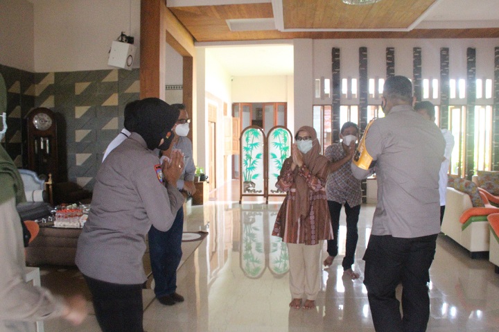 Kapolres Blitar bersama rombongan saat mengunjungi rumah bupati terpilih Rini Syarifah (Mak Rini). SP/Hadi Lestariono