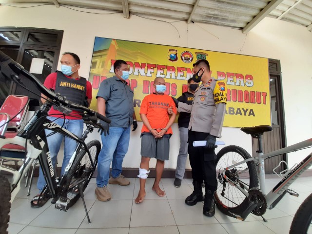 Pelaku saat diamankan polisi karena mencuri sepeda angin. SP/Julian