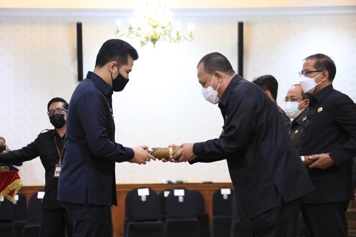 Plh Bupati Lamongan Aris Mukiyono saat menerima SK dari Wagub Emil Dardak. SP/IST