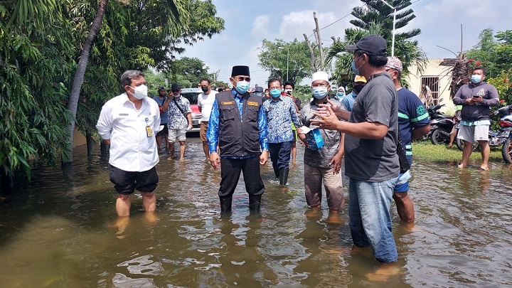 Pj Bupati Sidoarjo Hudiyono saat tinjau banjir di perumahan Citraloka. SP/Sugeng