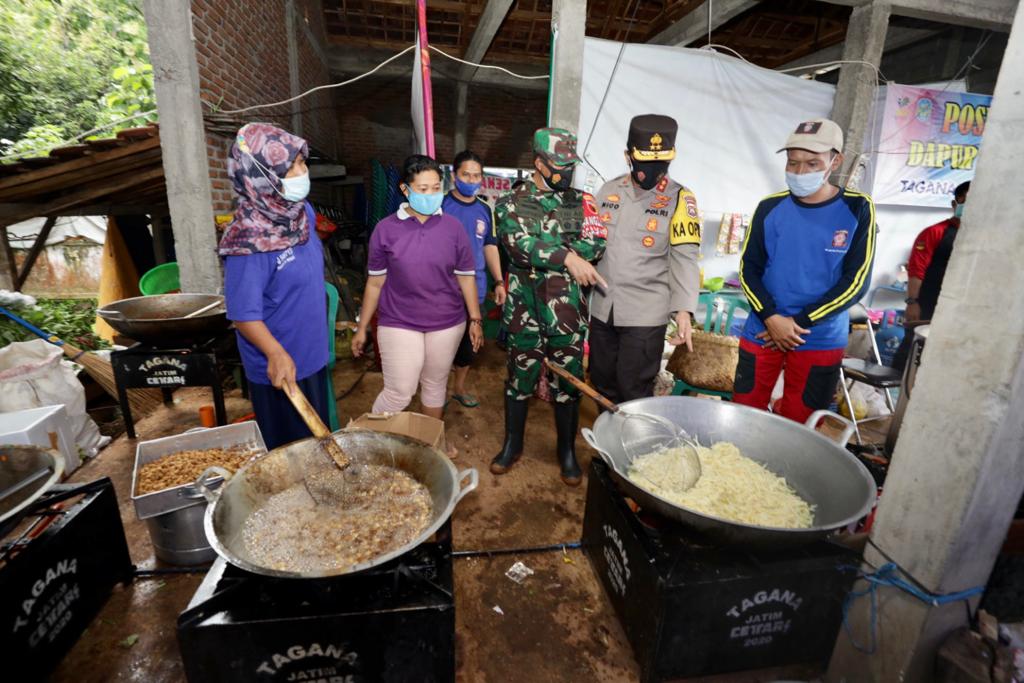 Kapolda Jatim bersama Pangdam V Brawijaya, meninjau dapur darurat di desa Ngetos Nganjuk, Kamis (18/2/2021)