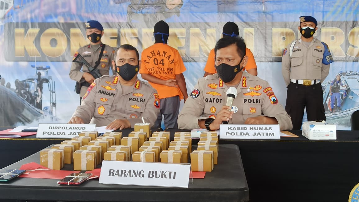 Kabidhumas Polda Jatim Kombes Pol Gatot Repli Handoko didampingi Dirpolair Polda Jatim Kombes Pol Arnapi realeas pembuatan dan penjual potassium perusak terumbu karang Jumat (19/2/2021)