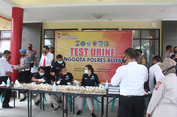Tes urine yang digelar Polres Blitar untuk mengantisipasi keterlibatan polisi dengan narkoba. SP/Hadi Lestariono