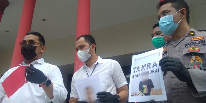 Polisi saat merilis kasus di Polrestabes Surabaya. SP/Mahbub Fikri