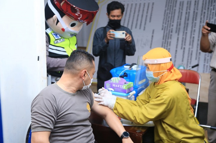Salah seorang anggota tengah disuntik vaksin Sinovac. SP/Mahbub Fikri