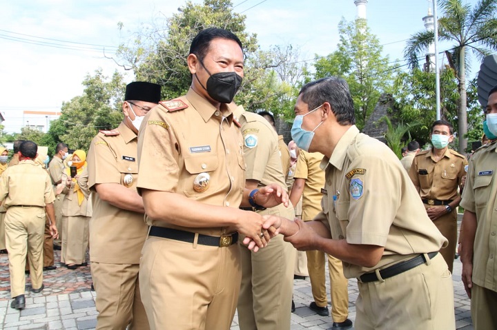 Bupati Yuhronur Efendi bersama Wabup KH. Abdul Rouf saat bersalaman dengan pegawai Pemkab. SP/MUHAJIRIN KASRUN