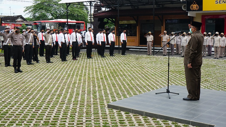 Walikota Blitar,  Santoso memimpin apel bersama di Mapolres Blitar Kota pada Senin (1/3). SP/Hadi Lestariono