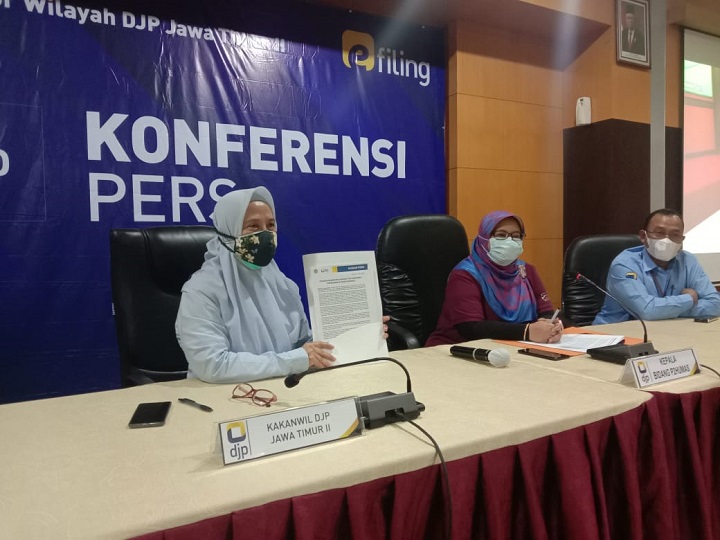 Kakanwil DJP Jatim II Lusiani saat beri keterangan pers. SP/Sugeng