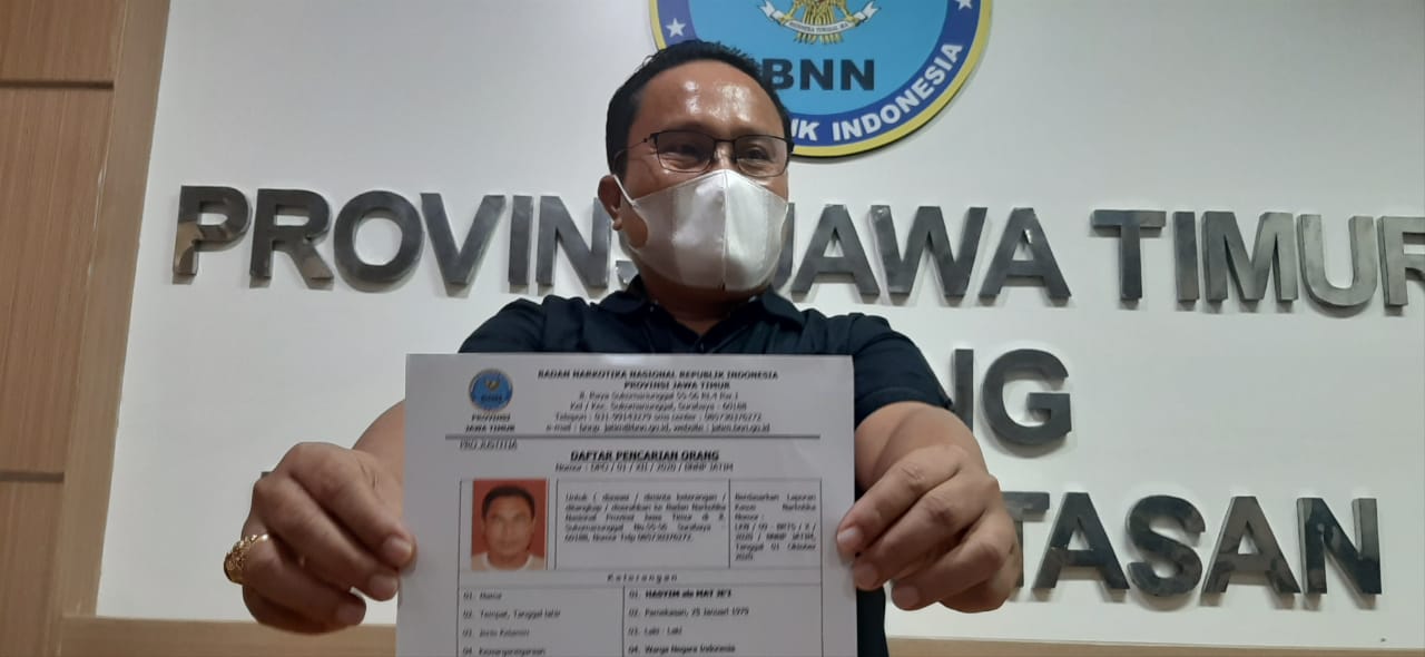 Ngeri...Petugas Di Hadang Warga Saat Membawa Pelaku,  Warga Teriak  Dengan Membawa Clurit, Minggu (7/3/2021)