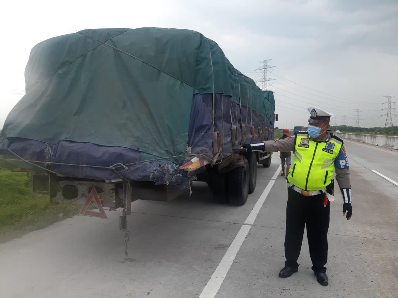 Kejadian kecelakaan Satu Penumpang Mobil Inova Tewas Ditempat, Laka Tol Di KM 572.600 B Tol Ngawi- Solo Rabu (10/3/2021)