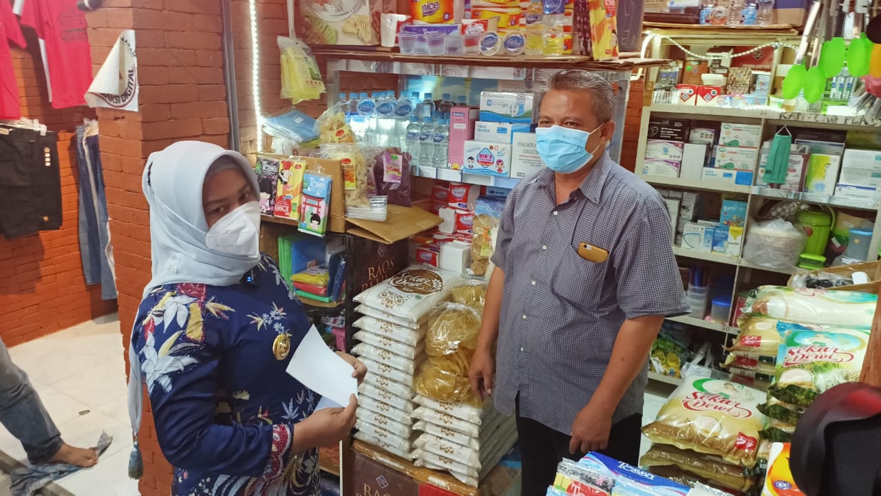 Wali Kota Ning Ita saat sidak vaksinasi pedagang di Pasar Benteng Pancasila bersama Ketum Dekopin, Sri Untari, Jumat (12/3) sore.  SP/Dwy Agus Susanti