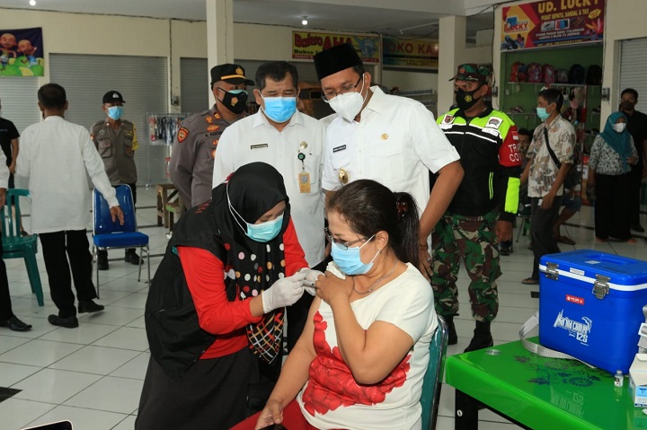 Bupati Gus Muhdlor saksikan vaksinasi pedagang pasar Tulangan. SP/Sugeng