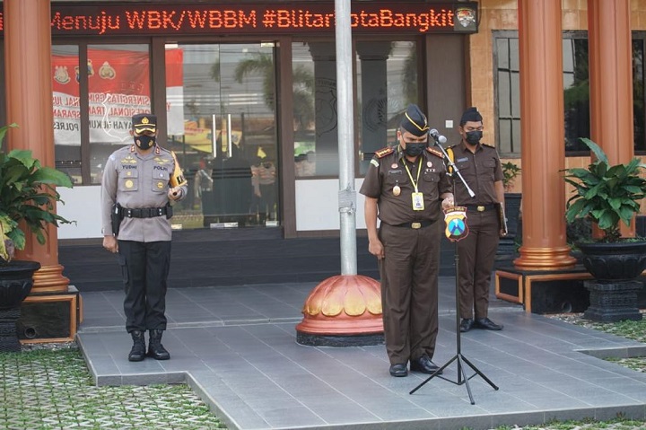 Kajari Blitar Bangkit Sormin SH MH saat memipin apel bersama di halaman Kantor Polres Blitar Kota, Senin (15/3). SP/Hadi Lestariono