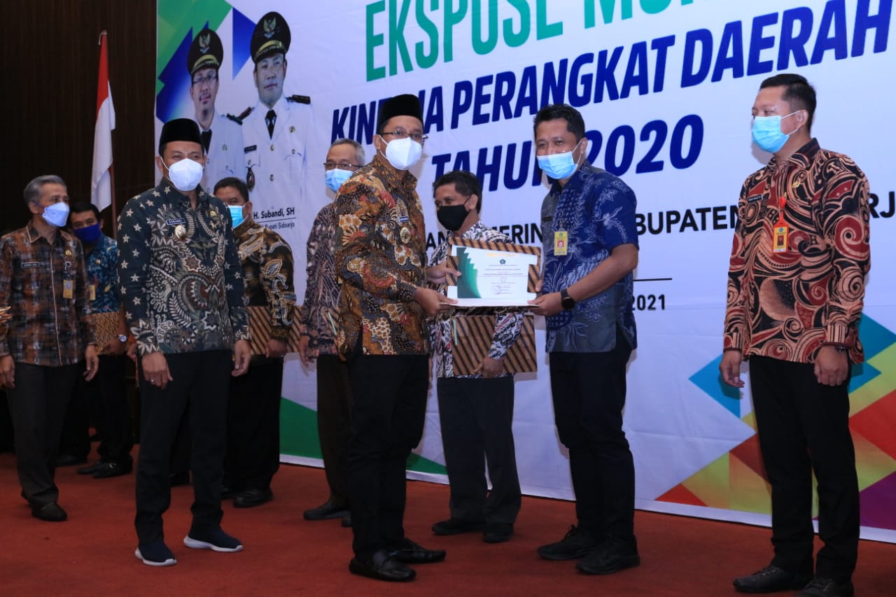 Bupati Sidoarjo Gus Muhdlor serahkan penghargaan ke OPD yang kinerja nilai tinggi. SP/SUGENG