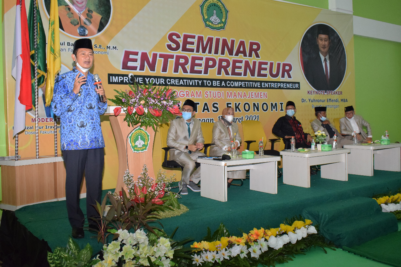 Bupati YES saat berbicara di hadapan Mahasiswa Unisla dalam seminar Entrepreneur. SP/MUHAJIRIN KASRUN