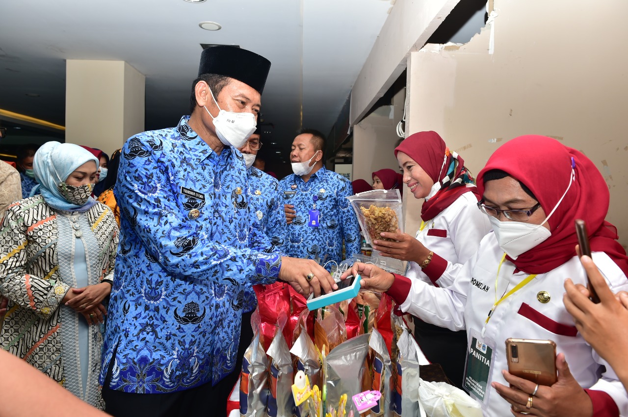 Bupati Lamongan Yuhronur Efendi saat mencoba hasil makanan dari pelaku UMKM.SP/MUHAJIRIN KASRUN