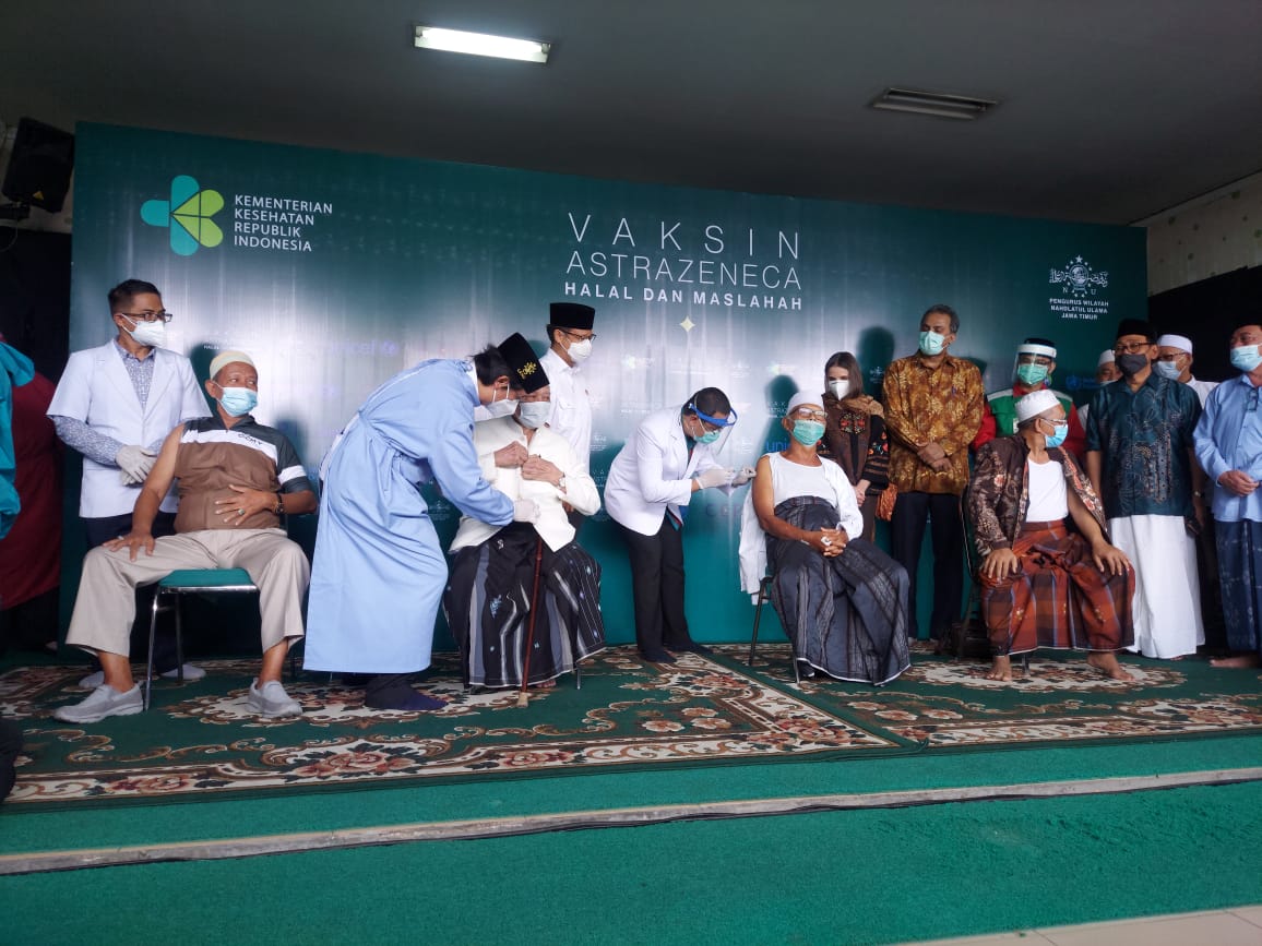 Menteri Kesehatan Republik Indonesia, Budi Sadikin Gunadi, secara langsung memantau pelaksanaan vaksinasi virus corona atau Covid-19 berjenis AstraZeneca kepada ratusan kiai Selasa (23/3/2021)