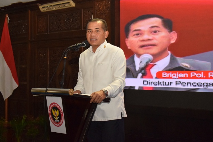 Direktur Pencegahan BNPT memperlihatkan kaos ajakan Ngopi Coi. SP/ MUHAJIRIN KASRUN