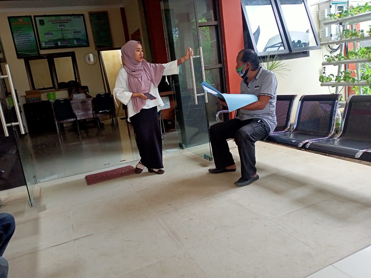 R. Ainur Rahman saat menyerahkan berita acara pemilihan RT ke kantor Kelurahan Kepanjin Kab. Sumenep. SP/Istimewa