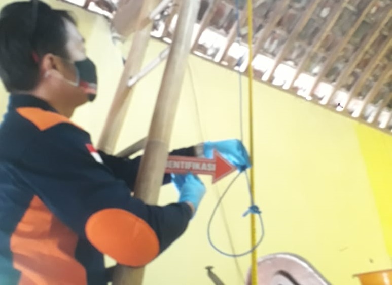 Petugas melakukan olah TKP di lokasi kejadian. SP/Hadi Lestariono