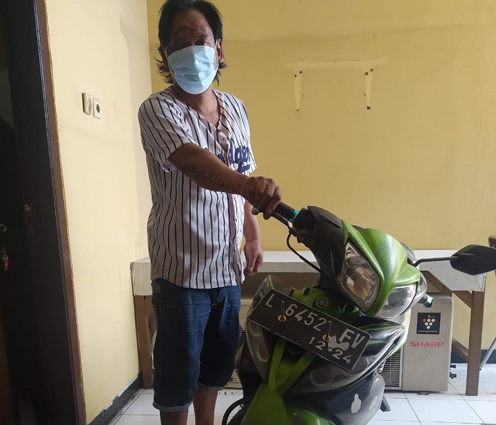 Pelaku dan barang bukti motor milik korban diamankan polisi. SP/Mahbub Fikri