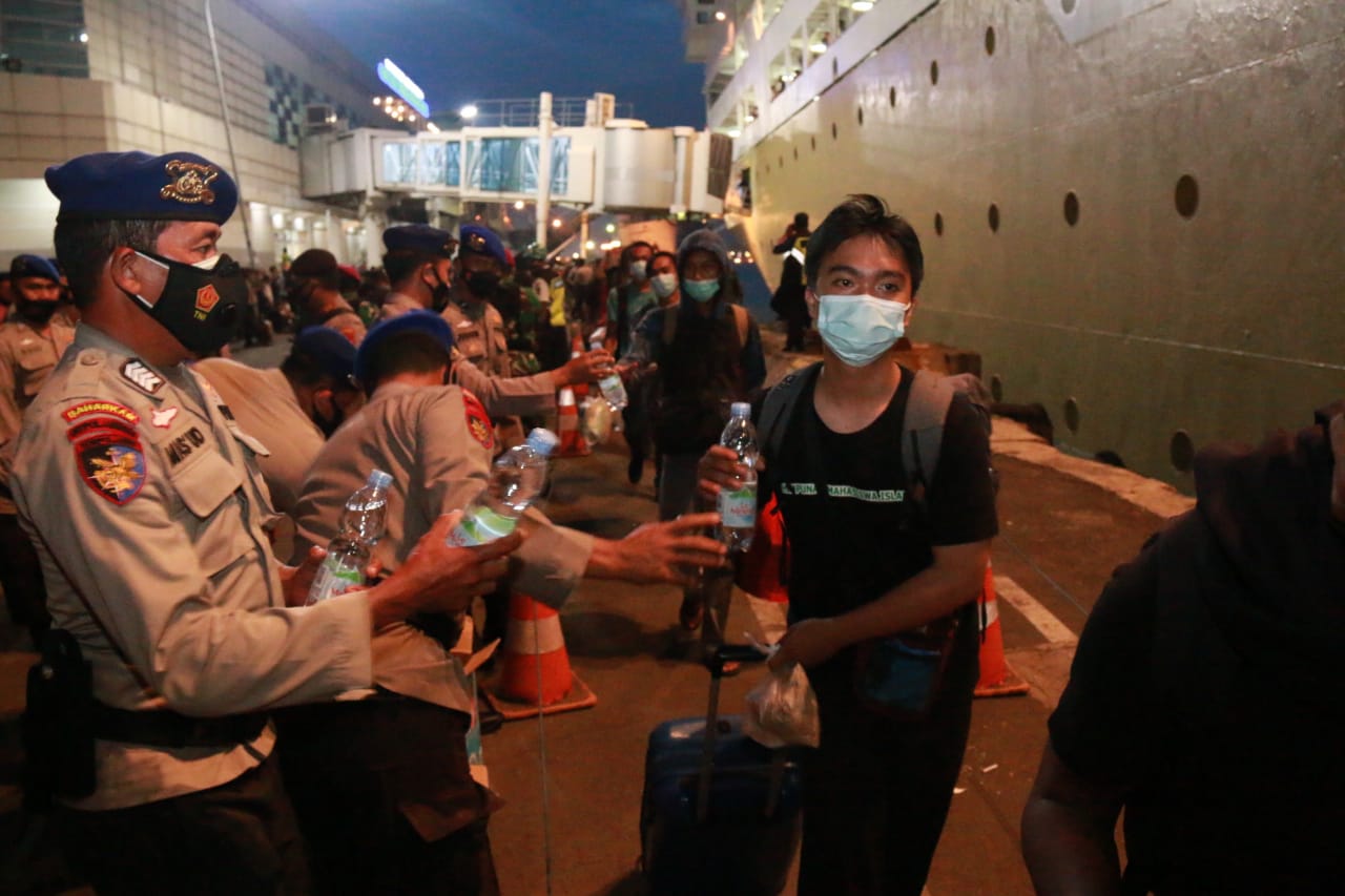 Kapolda Jatim Irjen Pol Nico Afinta dan Forkopimda Jatim mengantar mahasiswa HMI Makassar, sebelum naik kapal, mereka dibekali makanan dan minuman, Sabtu (27/3/2021).
