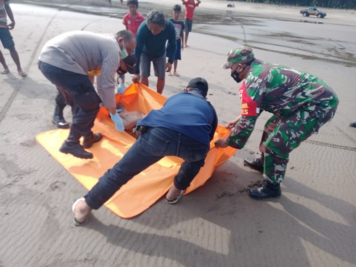 Petugas mengevakuasi jenazah korban. SP/Hadi Lestariono