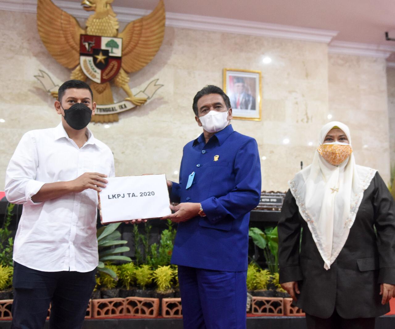 Wali Kota Kediri, Abdullah Abu Bakar foto bersama Ketua DPRD Kota Kediri, Gus Sunoto