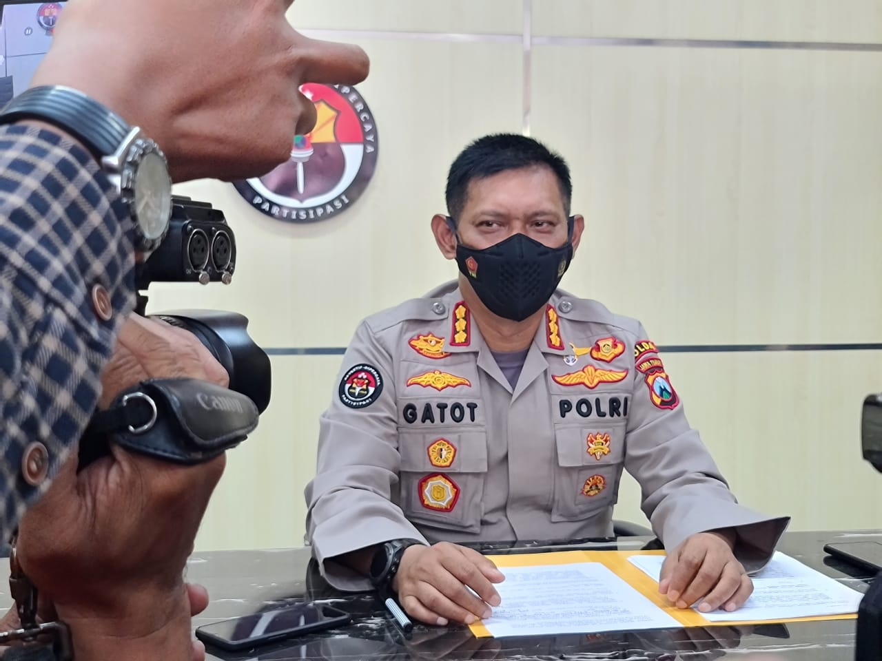 Kabid Humas Polda Jatim Kombes Pol Gatot Repli Handoko menjelaskan terkait penangkapan dua terduga di Nganjuk Dan Tulungagung Rabu (31/3/201)