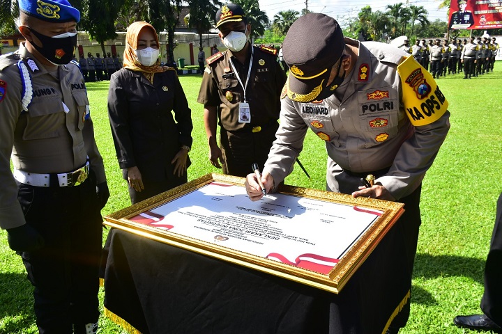 Kapolres Blitar AKBP Leonard M Sinambela menandatangani deklarasi pembangunan zona integritas. SP/Hadi Lestariono