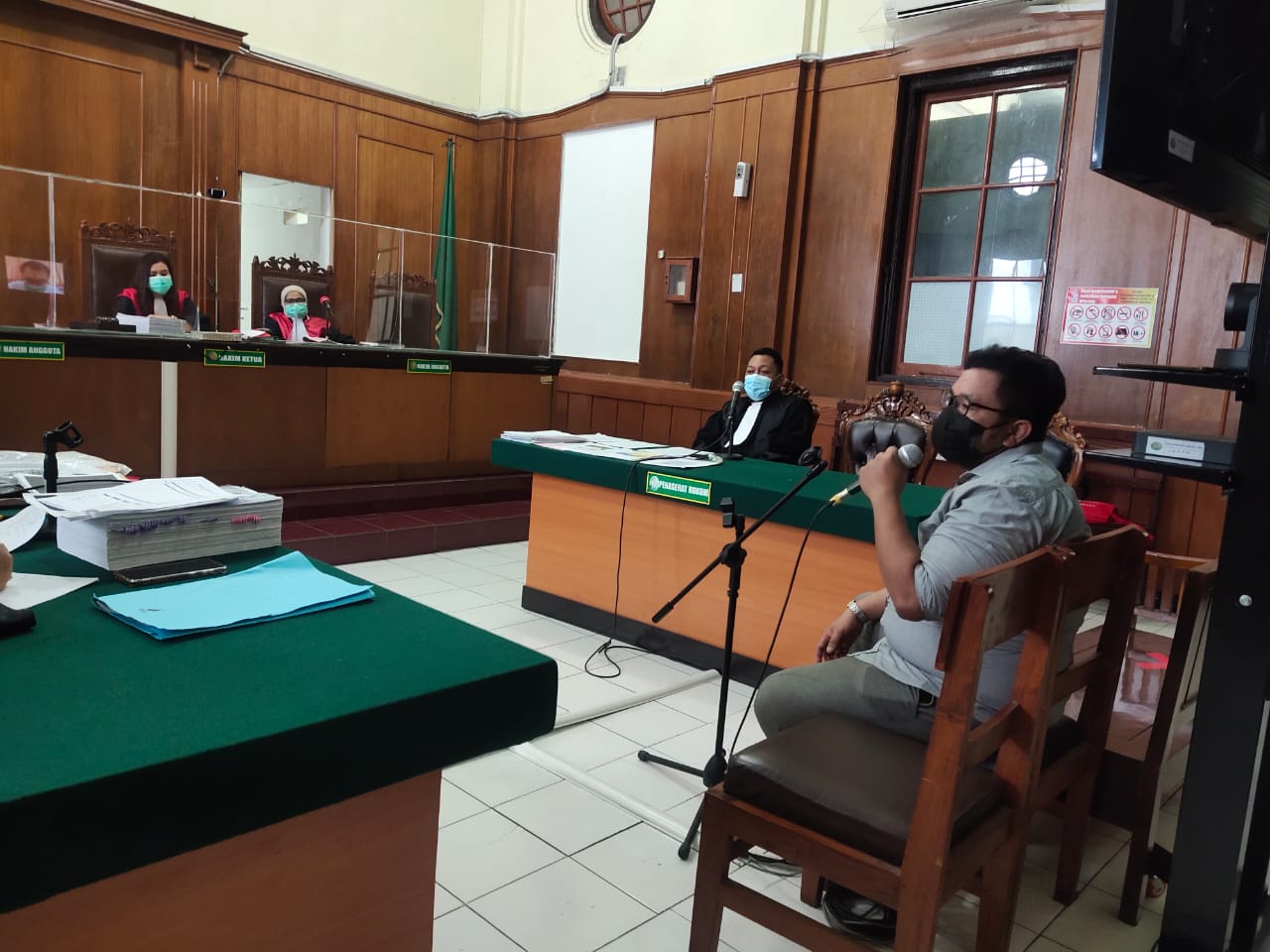 Saksi Bimantara Agung Prawoto dan Indra Alfiandi saat dihadirkan dalam sidang  di ruang Candra PN Surabaya, Kamis (1/4/2021). SP/BUDI MULYONO