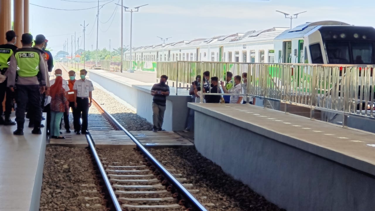 Wali Kota Mojokerto, Ika Puspitasari saat mendampingi Kunker Komisi V DPR RI ke Stasiun Mojokerto. SP/DWI AS