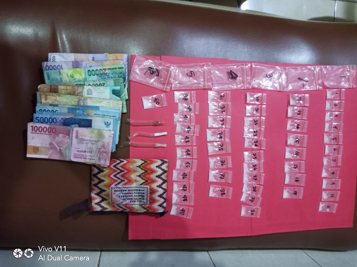 Barang bukti narkoba jenis sabu dan uang tunai yang diamankan polisi. SP/Mahbub Fikri
