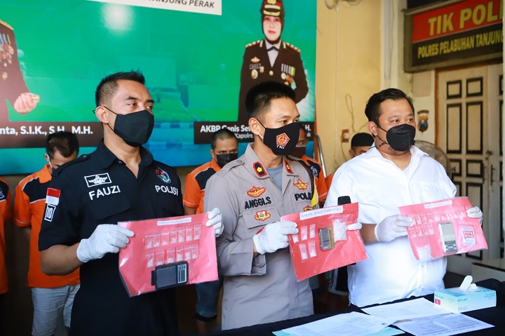 Polisi menunjukkan barang bukti sabu saat rilis kasus. SP/Mahbub Fikri