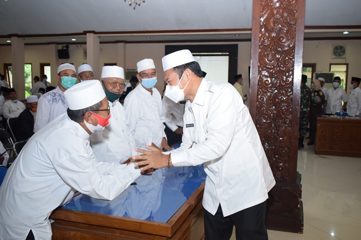 Bupati menyalami peserta Musda IPHI ke VII Kabupaten Lamongan. SP/MUHAJIRIN KASRUN