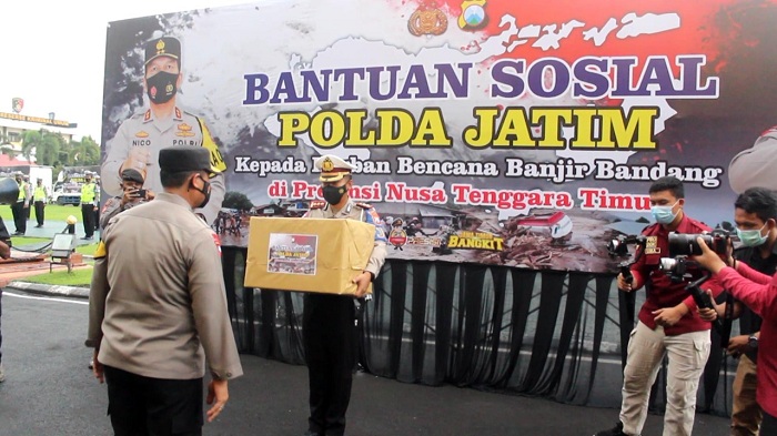 Polda Jatim beserta Polres jajaran mengumpulkan bantuan pangan dan obat-obatan dan dikirim ke NTT dan NTB.SP/HENDAR WANTO