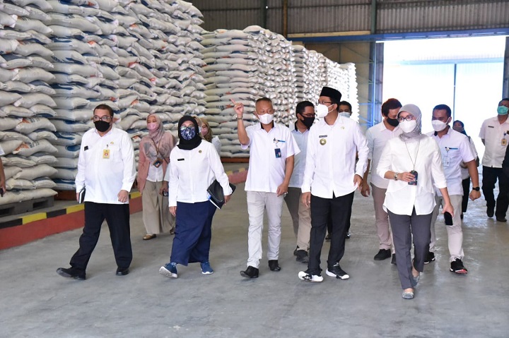Bupati Sidoarjo Gus Muhdlor sidak gudang beras Bulog Buduran. SP/Sugeng