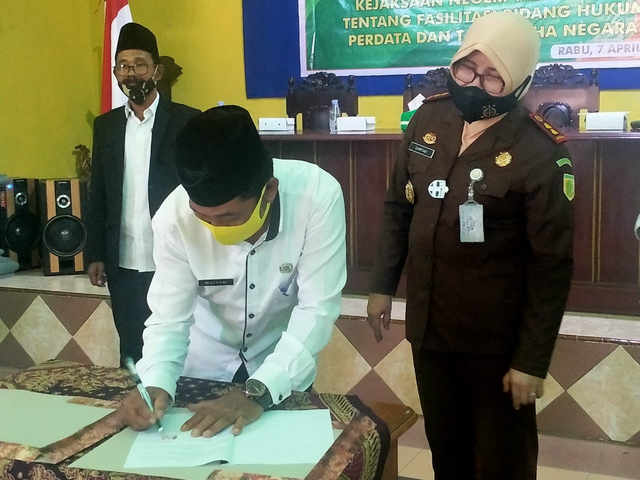Salah satu Kades menandatangani perjanjian kerjasama yang disaksikan langsung oleh Kepala Kejaksaan Negeri Trenggalek Darfiah S.H, Camat Watulimo Edi Santoso, Kasi Datun Feza Reza S.H., M.H dan Kasi Pengelola Barang Bukti dan Barang Rampasan Diyan Kurniaw