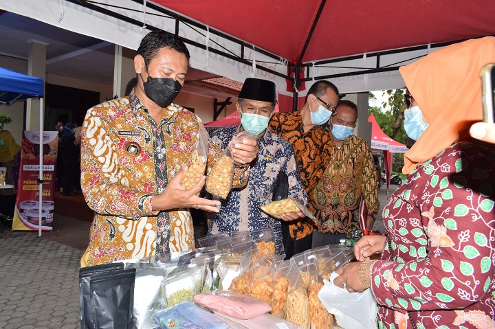 Bupati Yuhronur Efendi saat melihat langsung hasil produk pelaku UMKM Lamongan. SP/MUHAJIRIN KASRUN
