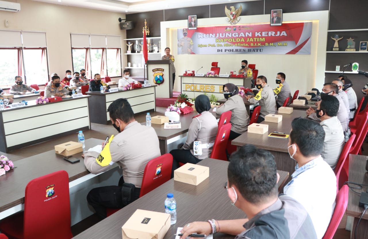 Kapolda Jatim Irjen Pol Nico Afinta memberikan keterangan terkait dengan kinerja anggota di Polres Batu, Kamis (8/4/2021)