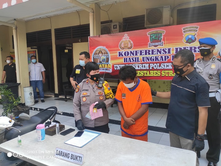 Kapolsek Wonocolo, Kompol Masdawati Saragih saat gelar perkara di Mapolsek Wonocolo, Surabaya, Jumat (9/4/2021). SP/Mahbub Fikri