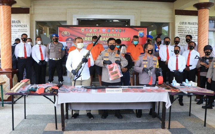 Pres release penggerebekan pabrik senjata api ilegal di mapolresta Banyuwangi.