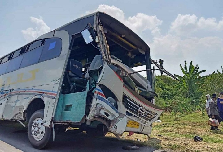 Kondisi bus ringsek setelah menabrak guadrail dan pengaman jembatan.